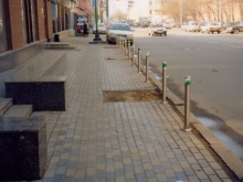  К концу августа в центре Москвы завершится установка столбиков на тротуарах 