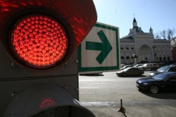 Нужно ли в России разрешить поворот направо на красный сигнал светофора?