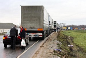  Правительство Подмосковья решило бороться с грузовиками, паркующимися на обочинах 