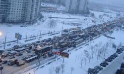 Снегопад осложнил движение на дорогах Москвы 