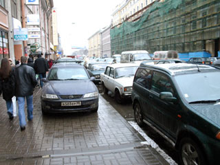 В столице появились парковки на тротуарах